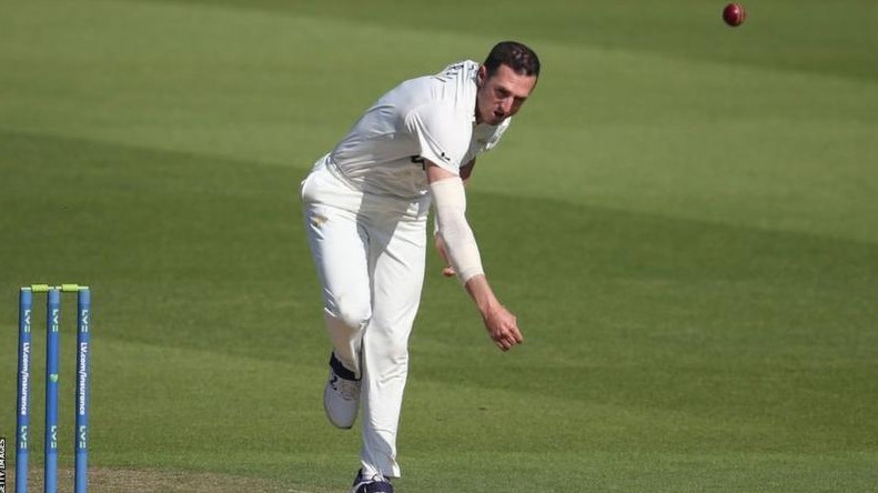 Surrey topped Warwickshire by an innings to take the lead in the County Championship