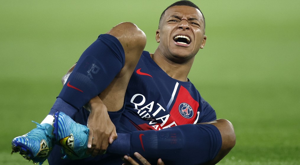 Kylian Mbappe was hurt in Paris Saint-Germain’s 4-0 triumph over Marseille