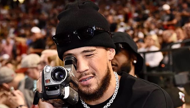 During the game between the D-Backs and the Phillies, Devin Booker channeled his inner Shaq with a vintage camera