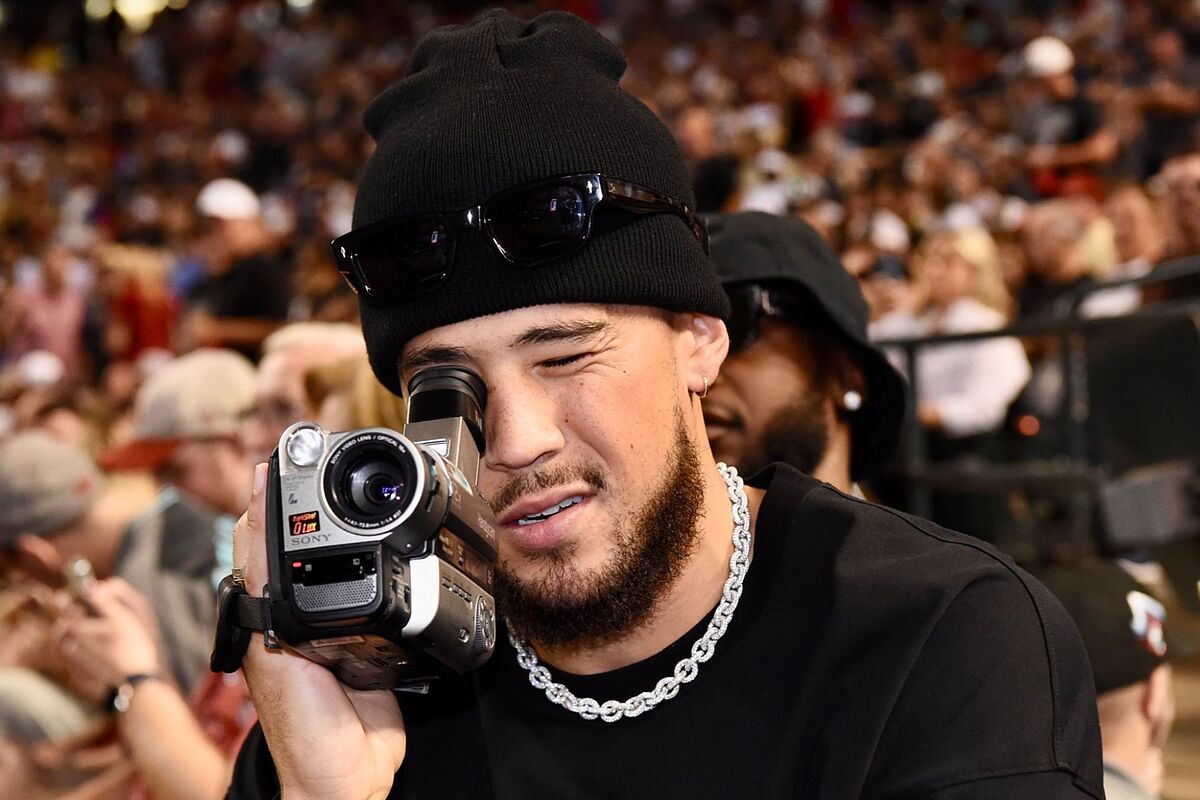 Devin Booker channels internal Shaq with classic camcorder throughout D-Backs vs. Phillies