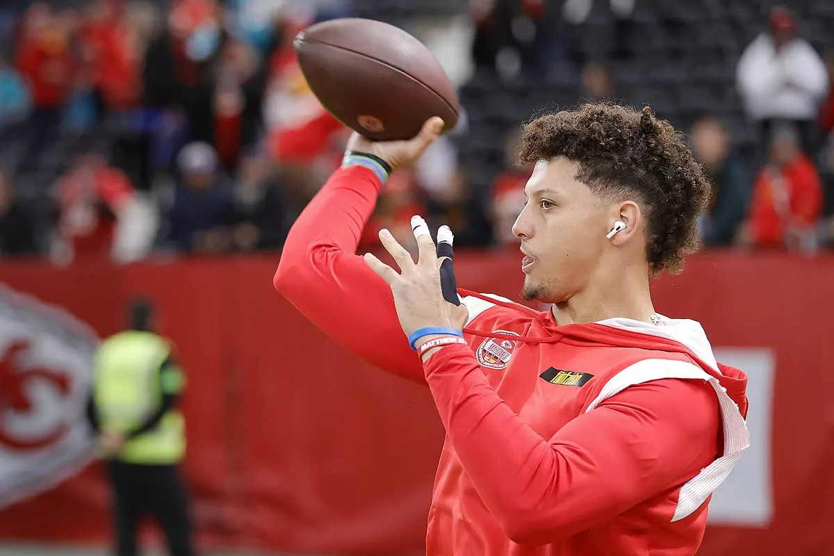 Patrick Mahomes predicts three straight Broncos performs with out error and stuns Manning brothers