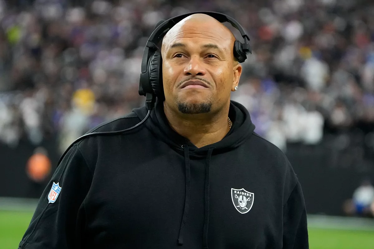 Who’s the two-time Tremendous Bowl-winning coach that Raiders’ Antonio Pierce turns to for recommendation?