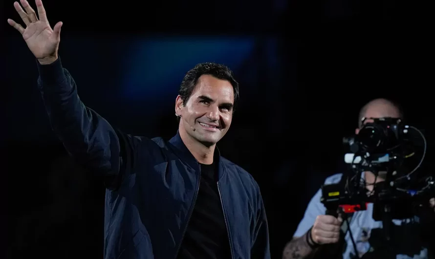 Roger Federer bursts into tears at Andrea Bocelli live performance