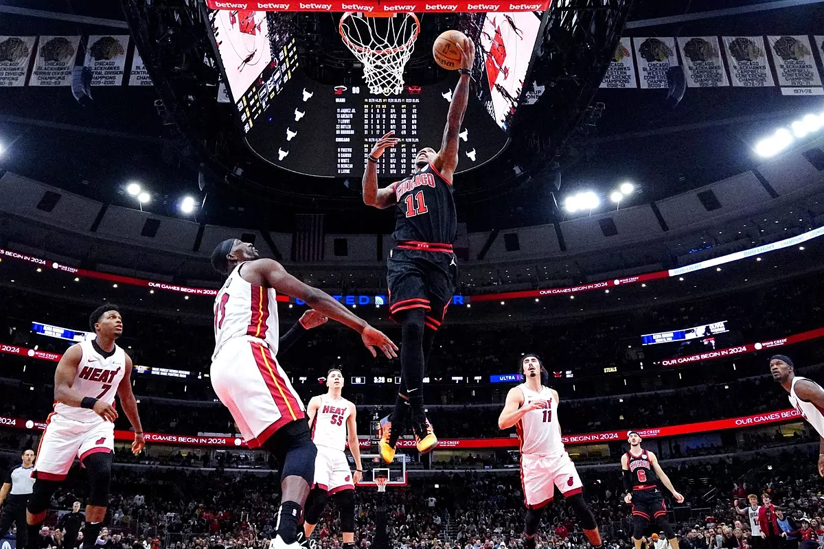 DeMar DeRozan, Bulls erase 21-point deficit to finish Warmth’s successful streak at 7 video games