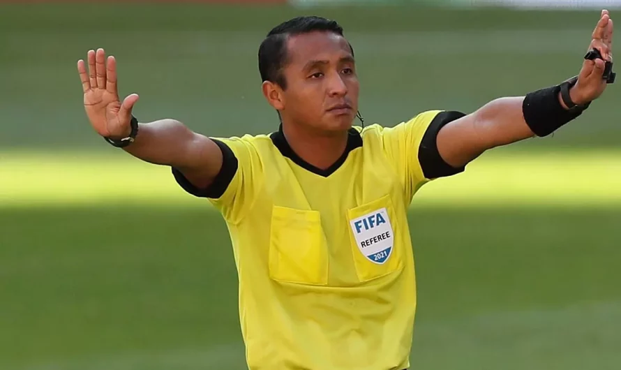 Ivan Barton, the referee of the Mexico vs. Honduras controversy, was confronted on the airport