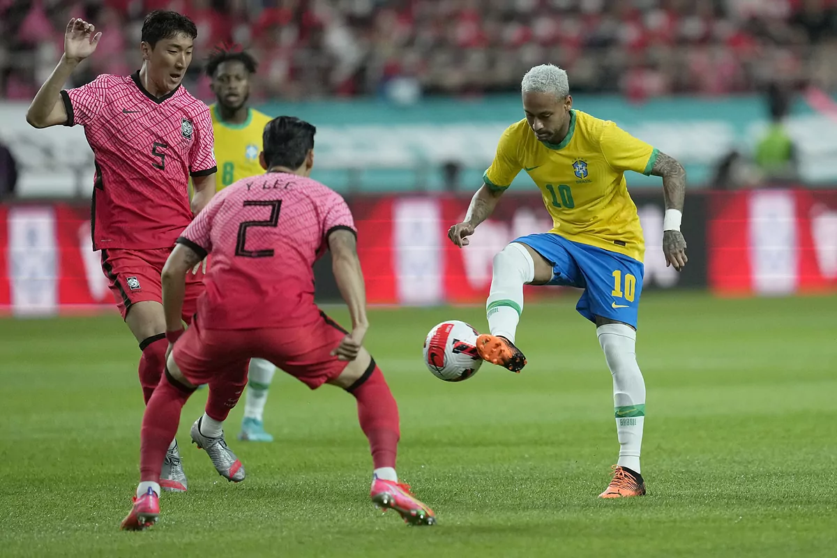 Neymar’s touching gesture to a little bit boy captures the hearts of Brazil