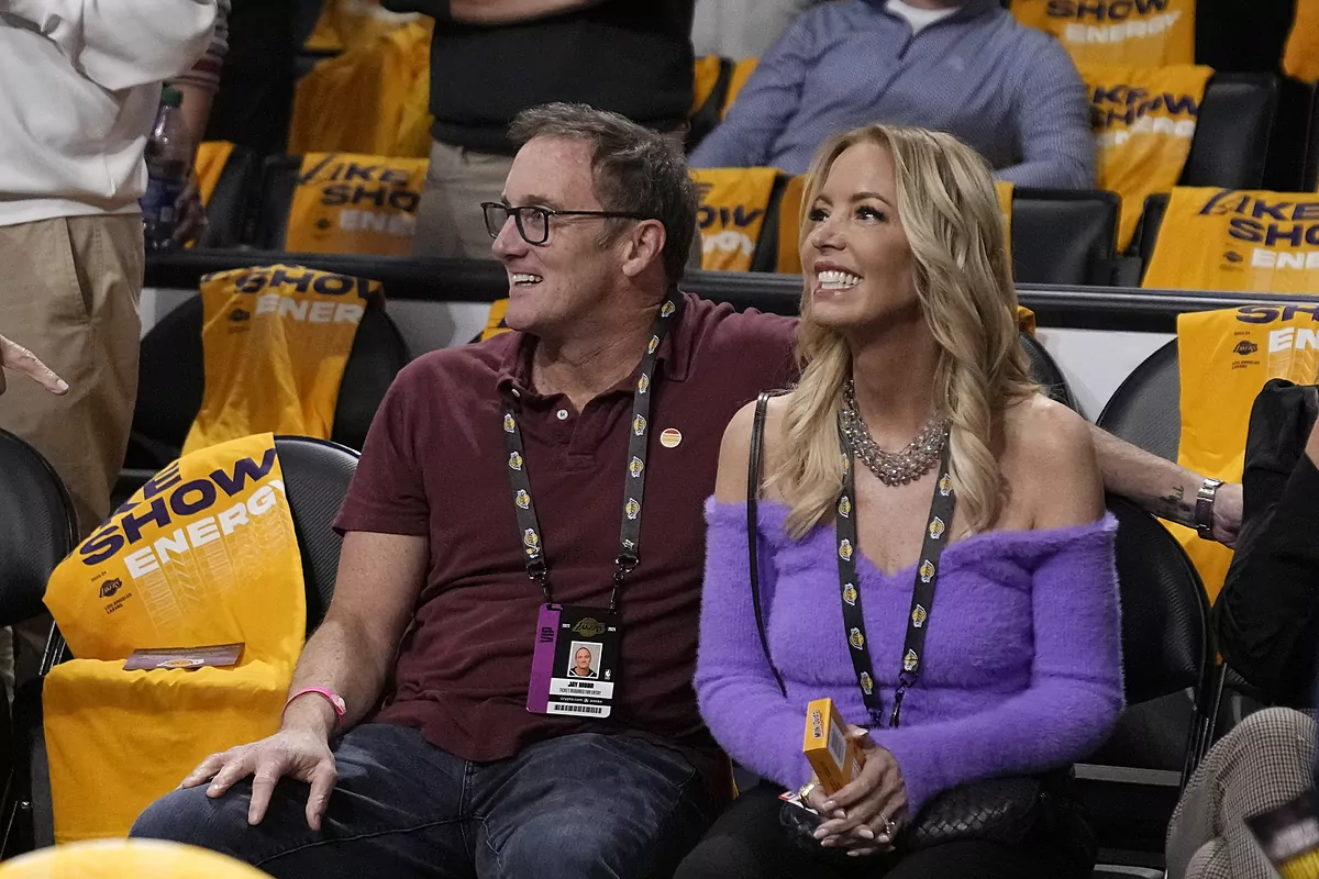 The distinctive sleeping association between Jeanie Buss and Jay Mohr